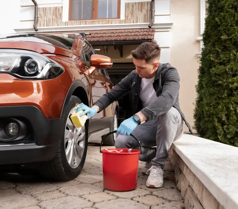 Lavage auto à domicile Montsauche-les-Settons : professionnel intervenant sur un véhicule